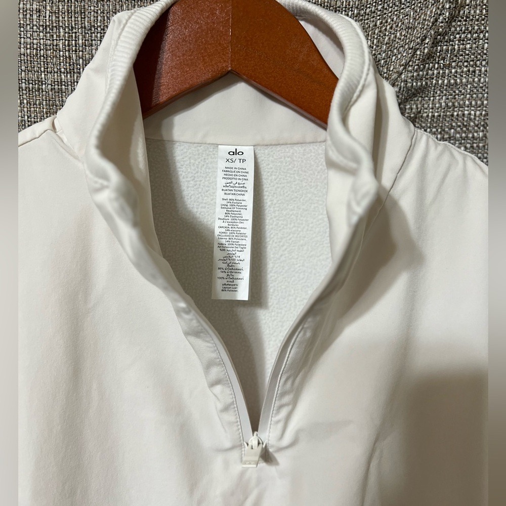 Alo Yoga Cropped Elevation Jacket - Picture 3 of 7